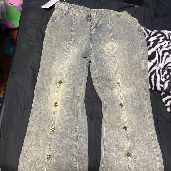 Graphic Design Alternative Jeans - Picture 4 of 6